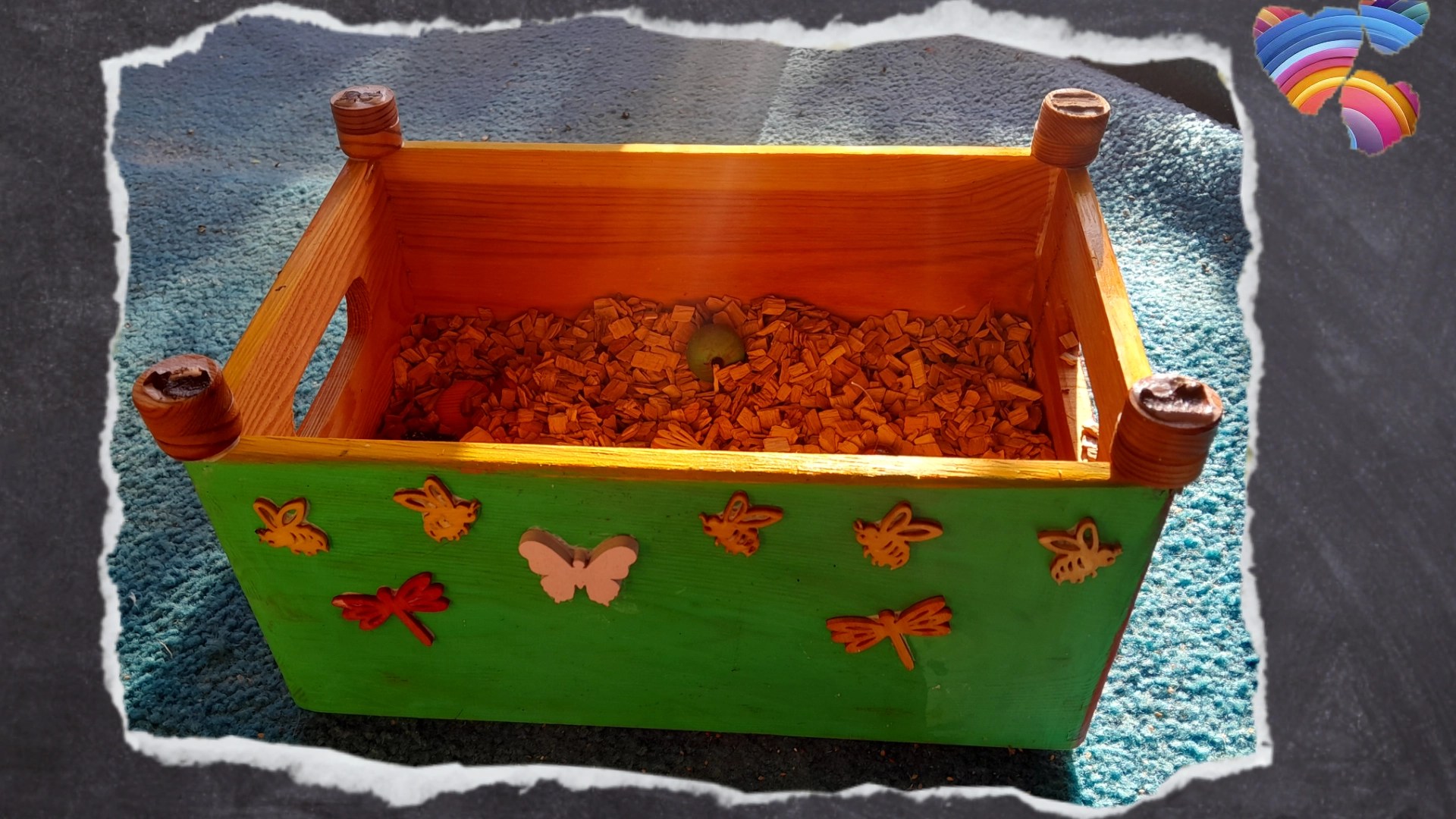 Die bunten Farben sind eher meine Vorliebe. Den Vögeln wird es egal sein, ob die Box bunt ist oder nicht.