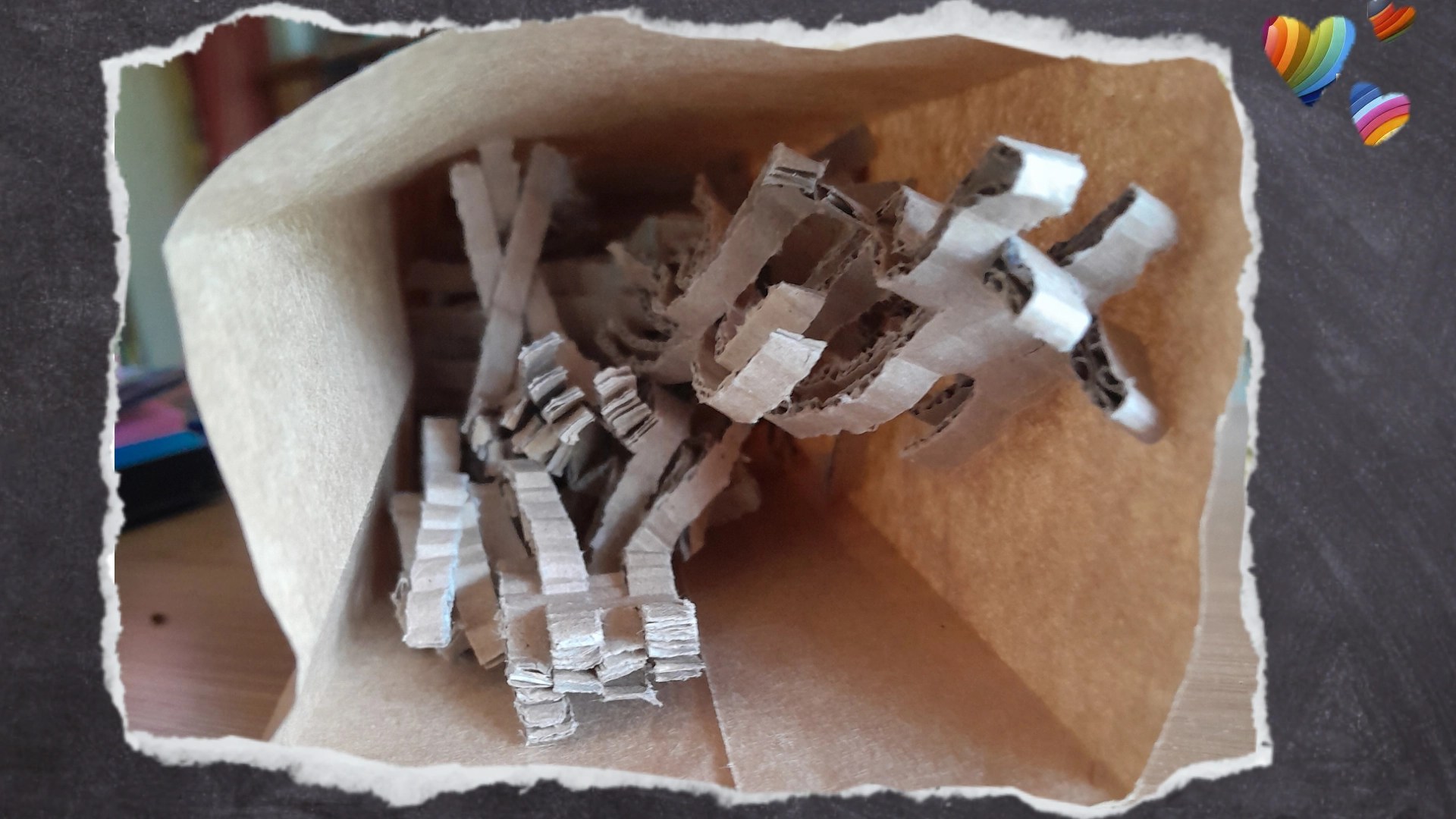 Dazwischen und als oberste Schicht kommen Papierfäden. Ich hebe mittlerweile das Füllmaterial von Kartons auf. Aber achtet darauf, dass die Pappe nicht bedruckt ist.
