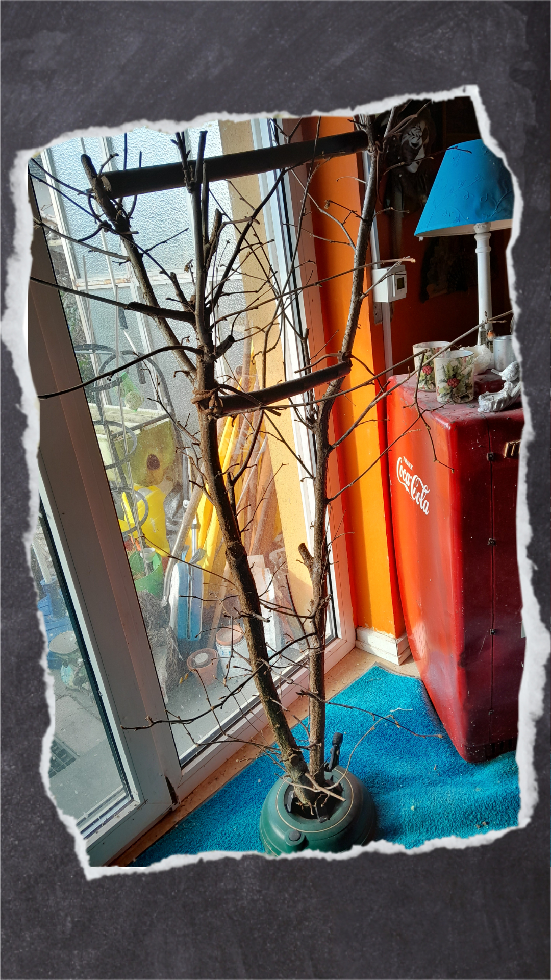 Ein selbstgebauter Vogelbaum im Christbaumständer lässt sich individuell anpassen.