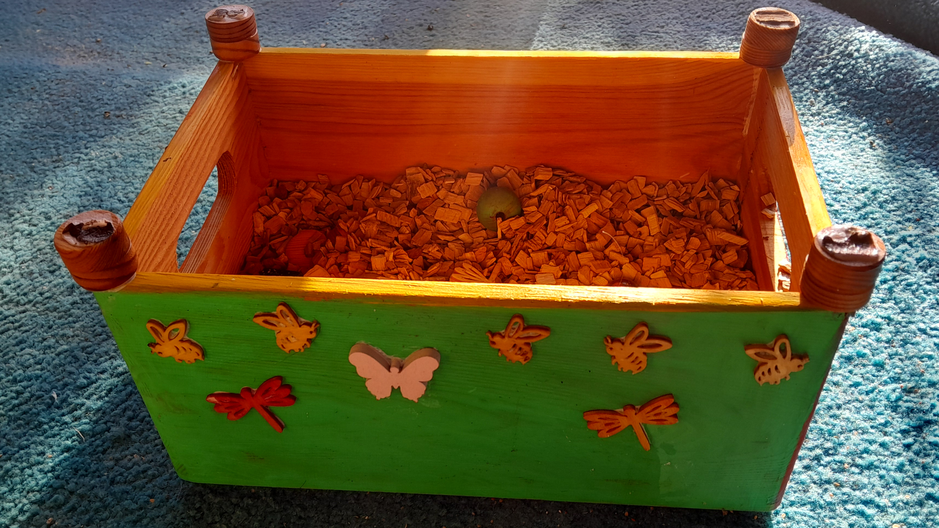 Kleine Holzbox als Wühlkiste für Wellensittiche