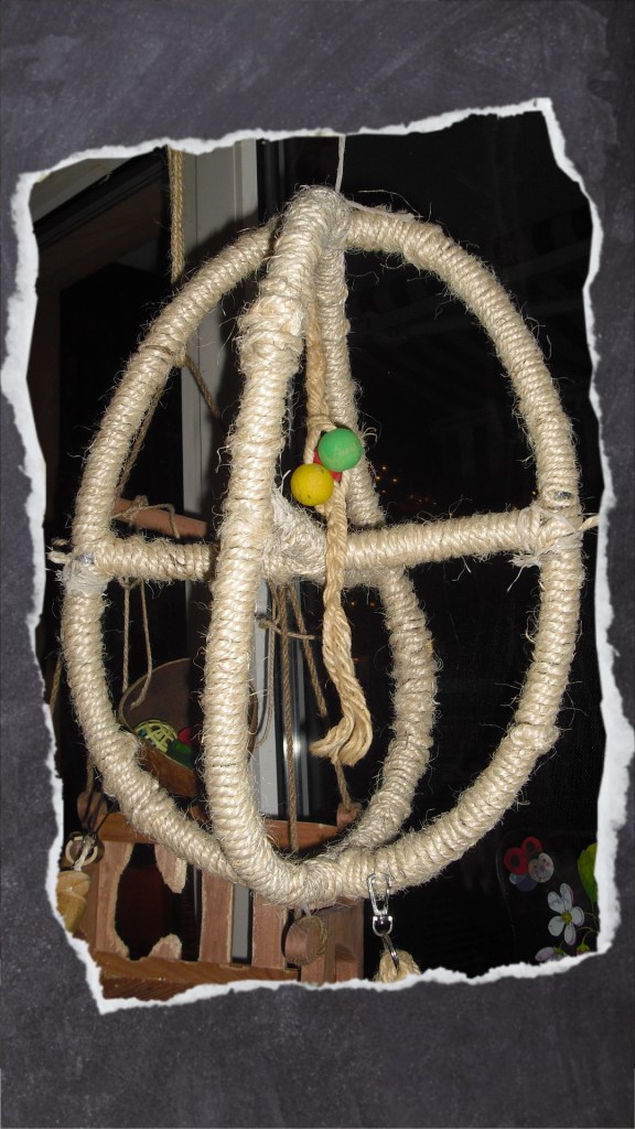 Wellensittich-Sitz in Form eines Atomballs