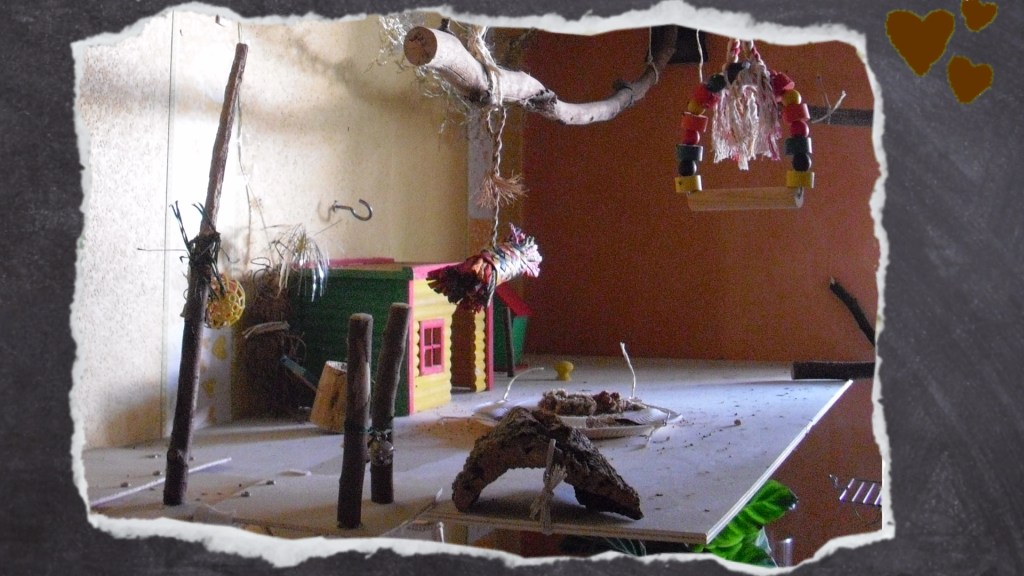 Spannplaatte mit Naturast und Schaukel sowie buntem Holzhaus