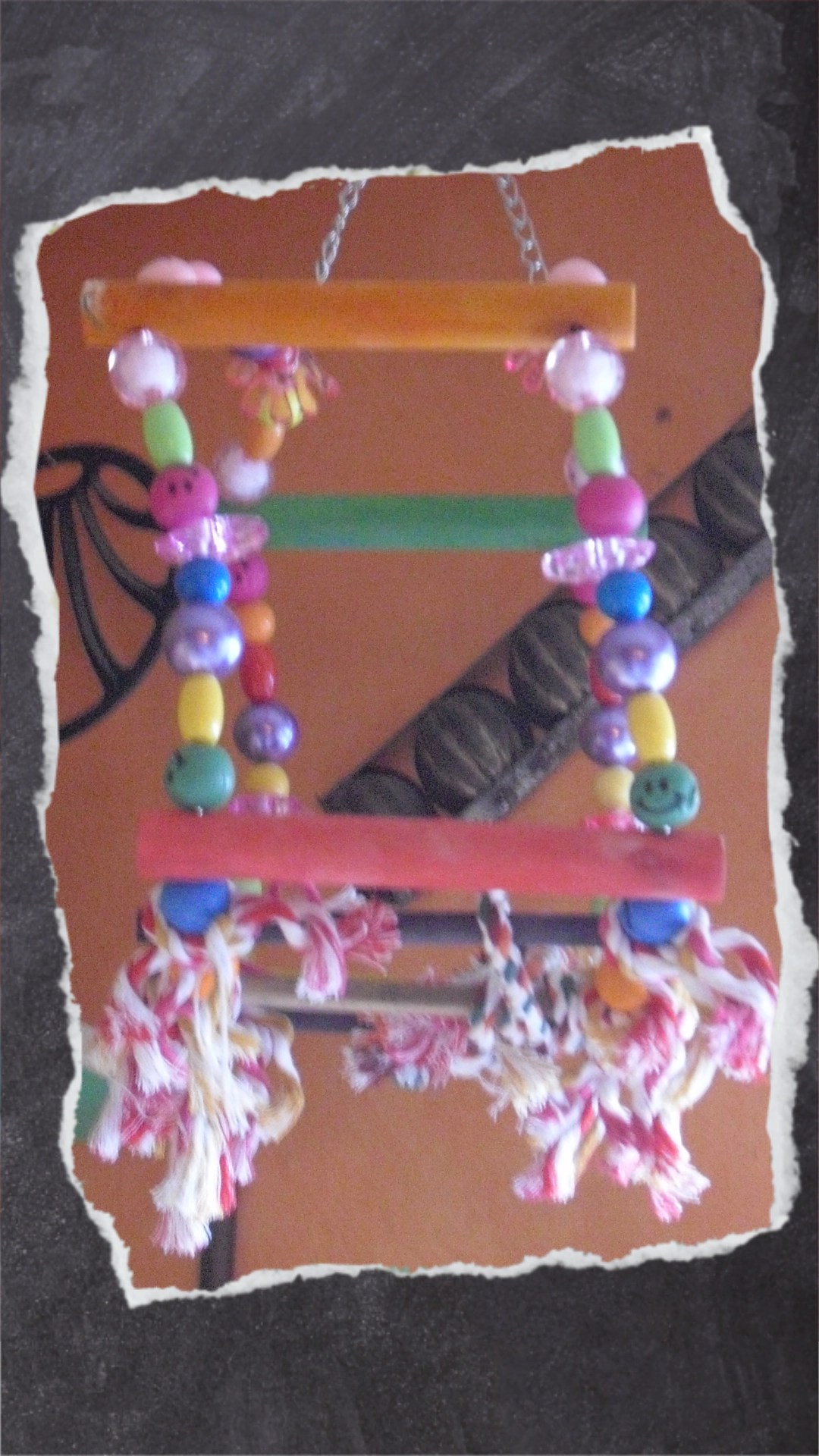 Schaukelrad mit Holzsitzstangen und Perlen aus Holz