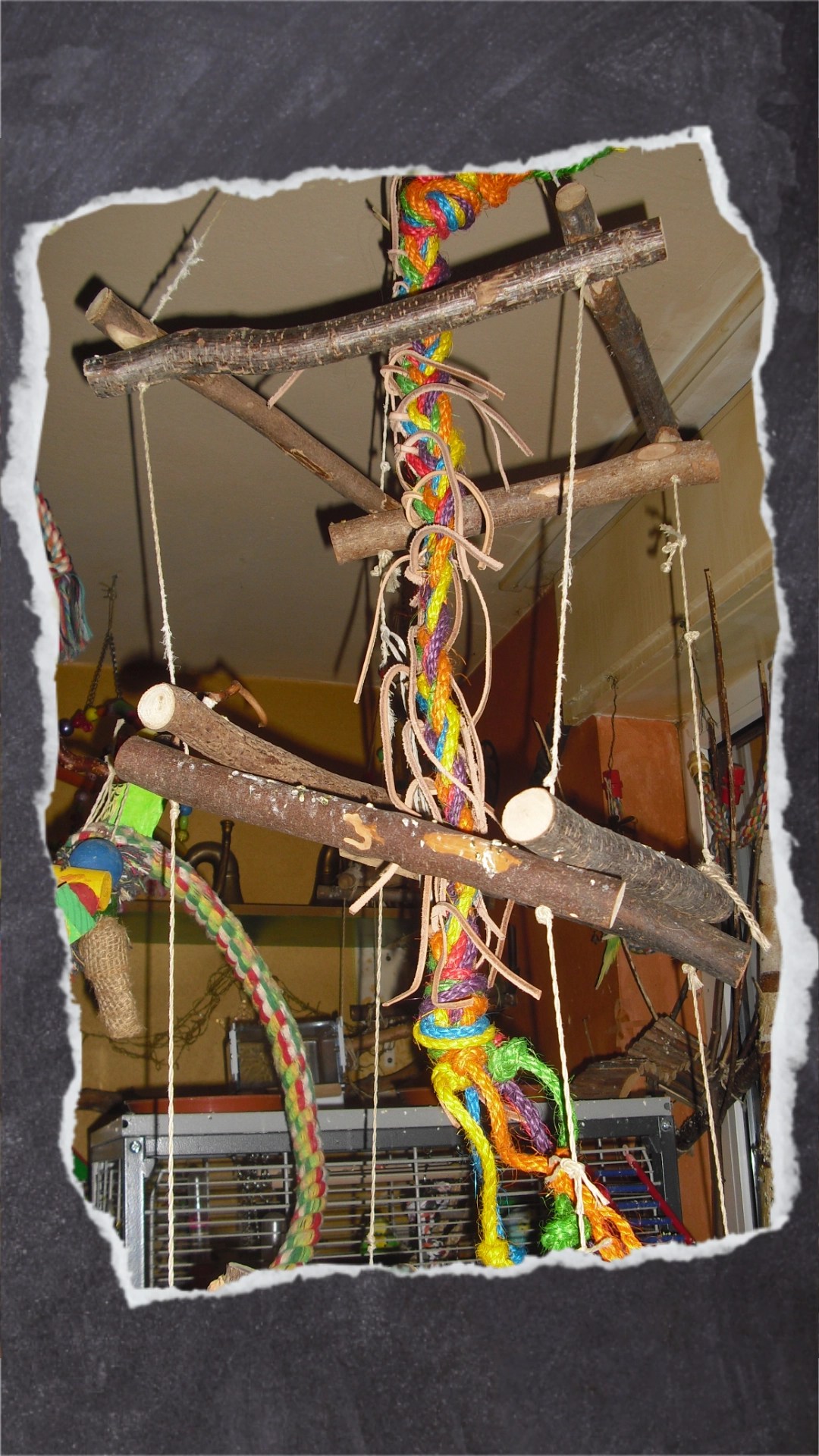 Einfaches Holzgerüst mit zwei Etagen aus Naturästen