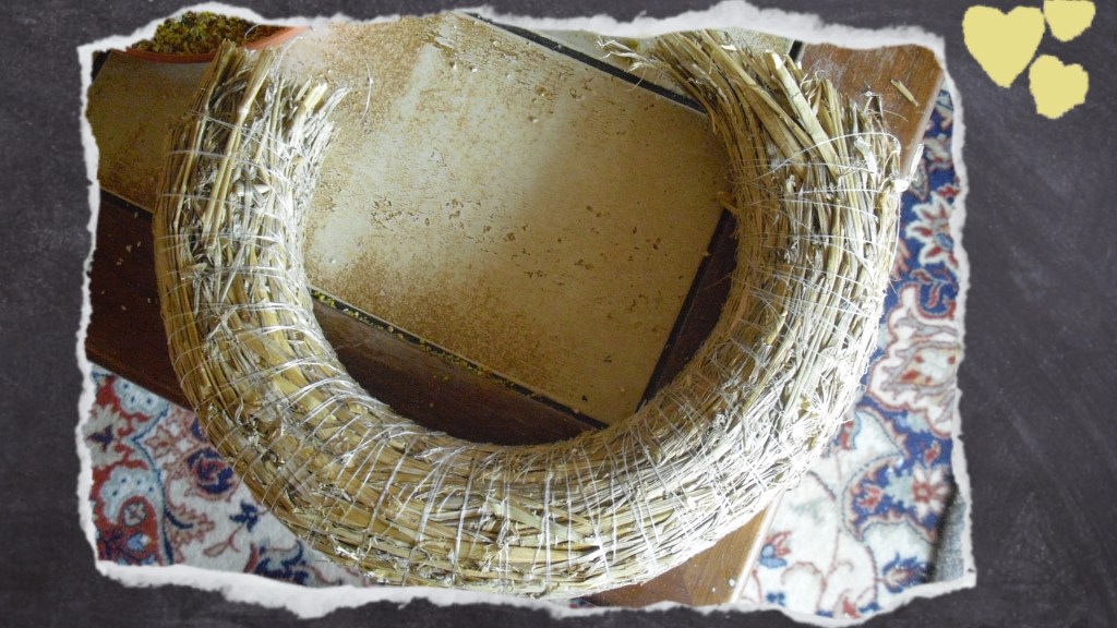 Dekokranz aus Heu als Schredderspielzeug für Wellensittiche