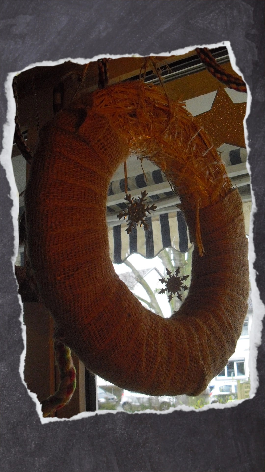 Heuring-Dekokranz mit Hanfstoff umwickelt