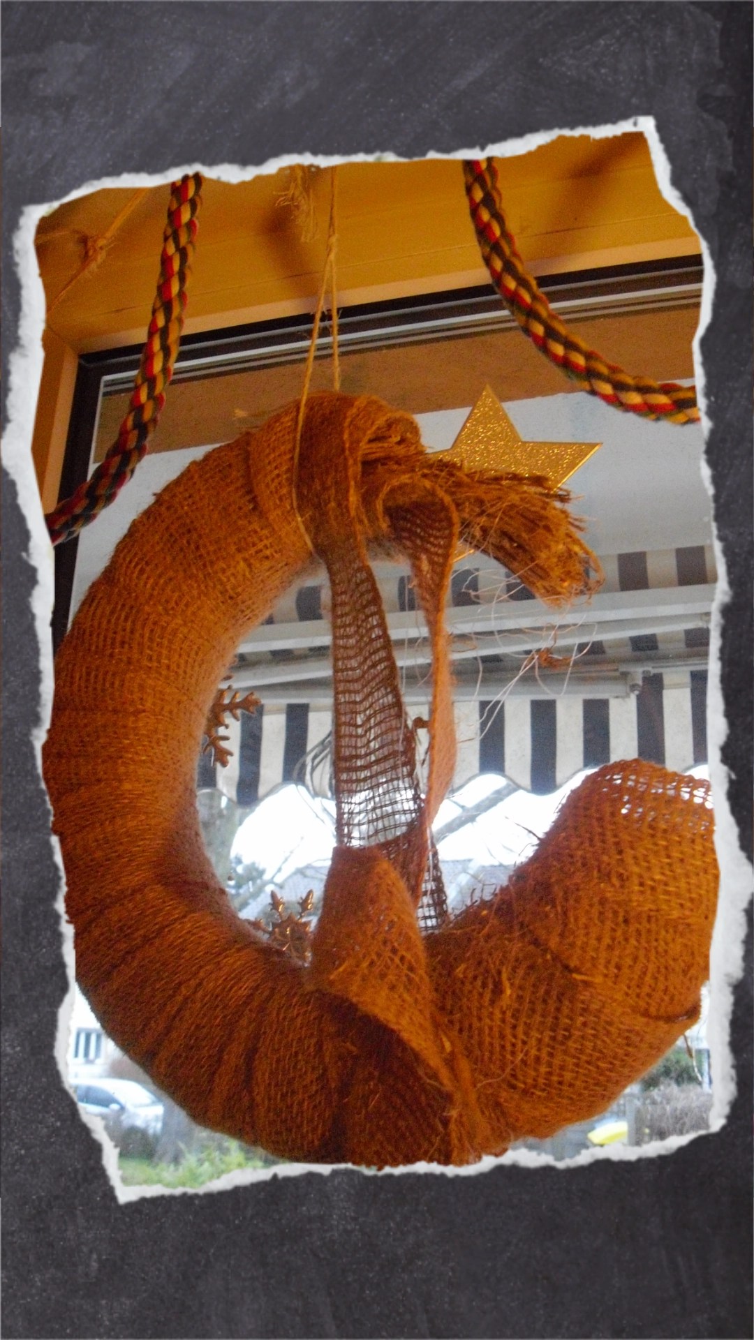 Dekokranz aus Heu angeknabbert und mit Stoff umwickelt