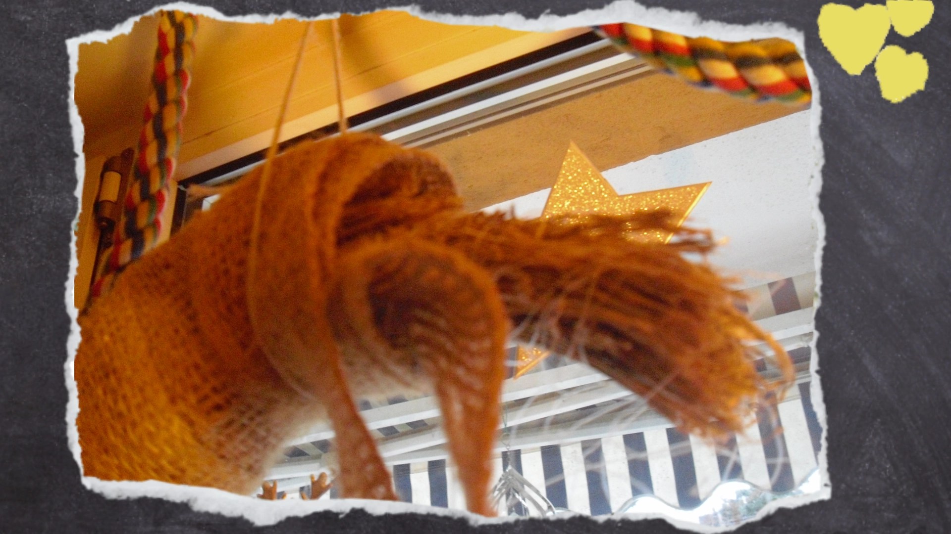 Nahaufnahme des kaputten Dekokranzes aus Heu