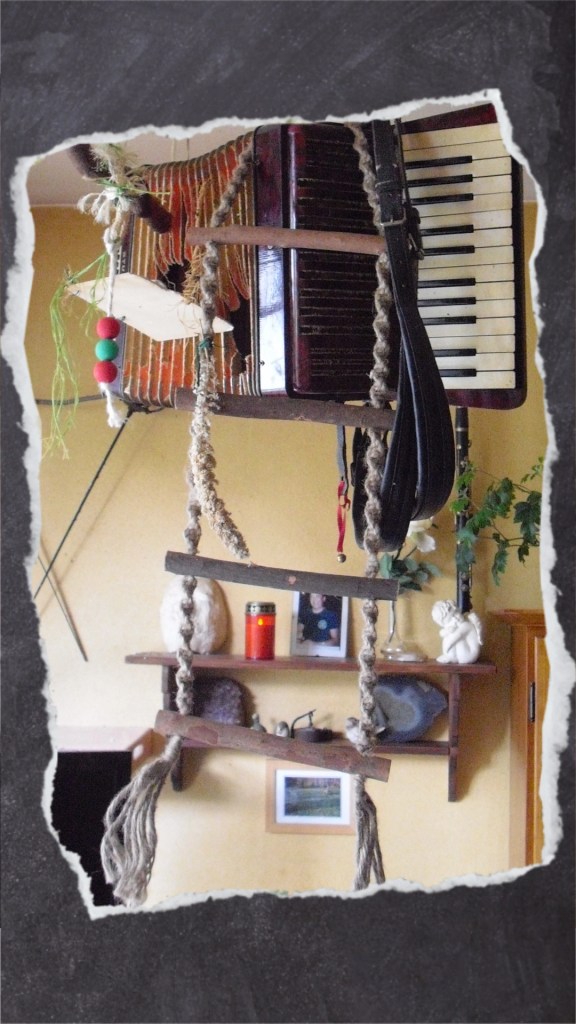 Strickleiter mit Sitzstangen aus Naturholz