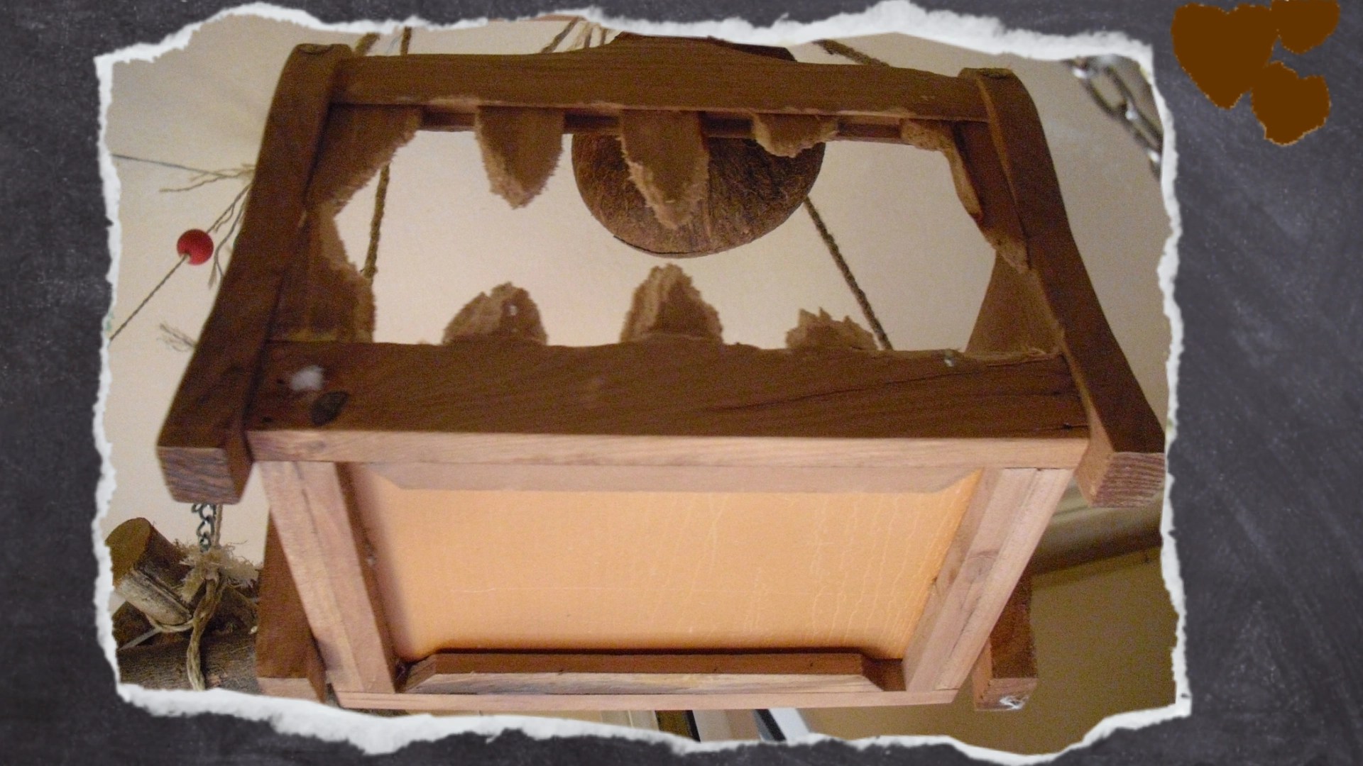 Zerstörte Vogelbank aus Holz